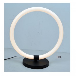 LED -lamppu, jossa on pyöreä akryylirengas